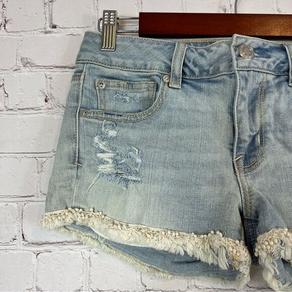 AEO Women’s Light Wash Distressed Shortie Jean Shorts size 4 - Picture 2 of 8